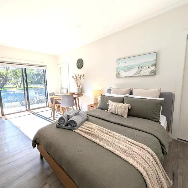 The Duck House: Modern, Rural, 3 min drive to town, hotell i Kingscote