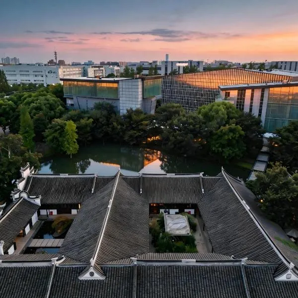 Shanghai International Tourist Resort Fuyi Hotel, hotel in Shanghai