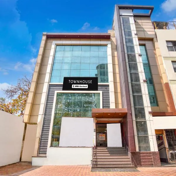 Townhouse Z Square Mall Formerly The Mall Road Inn, khách sạn ở Kānpur