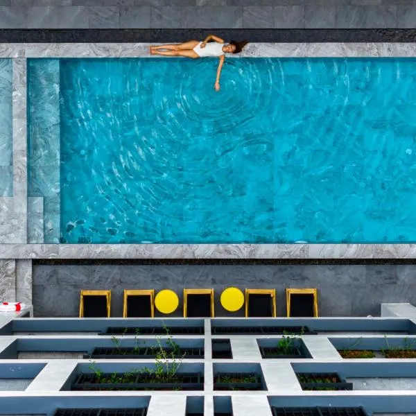 Blu Monkey Hub and Hotel Krabi Town، فندق في مينْغكرابي