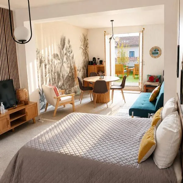 ROOMS HOME CSM Suites privées et familiales jusqu à 8 personnes entre Reims et Disneyland Paris（ROOMS HOME Suites privées et familiales jusqu à 8 personnes entre Reims et Disneyland Paris）、Charly-sur-Marneのホテル