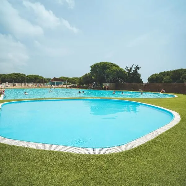Tres Estrellas Barcelona by HolaCamp, ξενοδοχείο σε Gavà