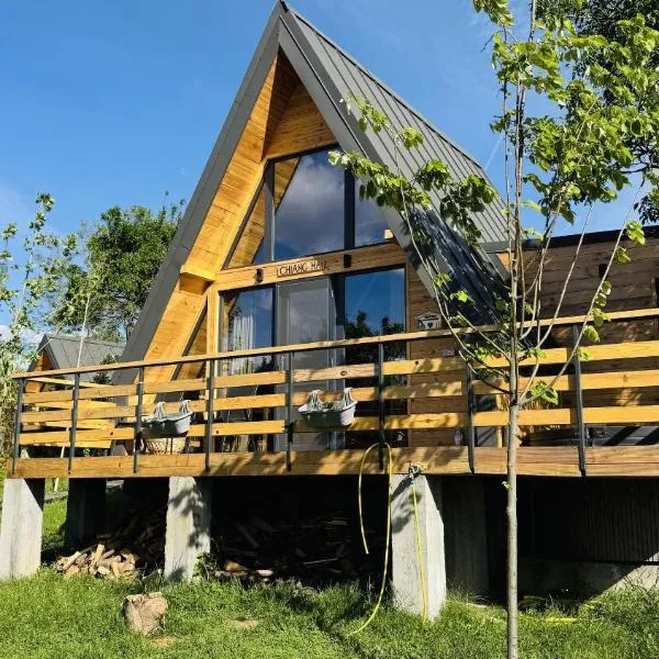 Cozy A-Frame Cabin with Private Hot Tub - Chiang Mai، فندق في Şelari