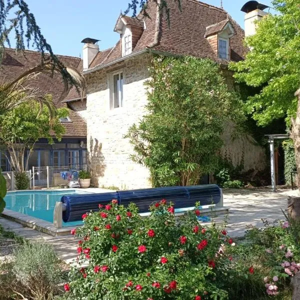 Gite de 6 à 14 pers avec Piscine-Jacuzzi- Salle des fêtes, hotel sa Bastanès