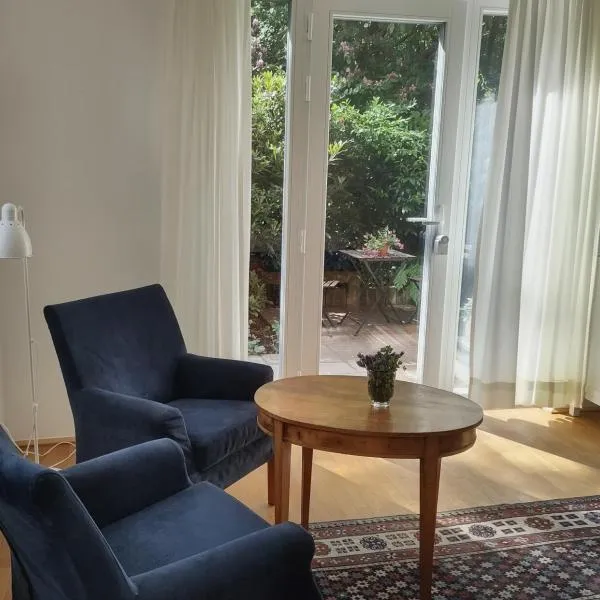 Zimmer am Ring - ruhiges Zimmer im Grünen, Frühstück auf eigener Terrasse mit Morgensonne und fußläufig zum Badeplatz Schwarzindien am Mondsee, hotel a Sankt Lorenz