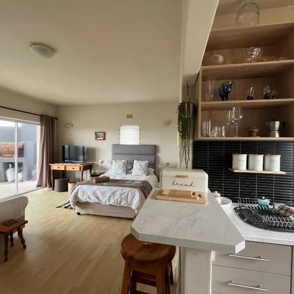 Private spacious studio in Kommetjie close to the beach, hotel in Kommetjie