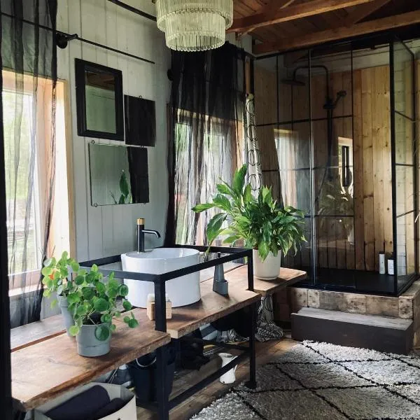 Pelēkā Māja, forestside getaway house for cosy stays, hotel i Brenguli
