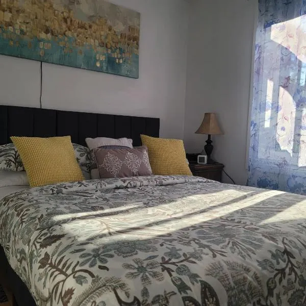 Cozy quiet place next to hwy smart tv+wifi+netflix, hotell i Edmundston