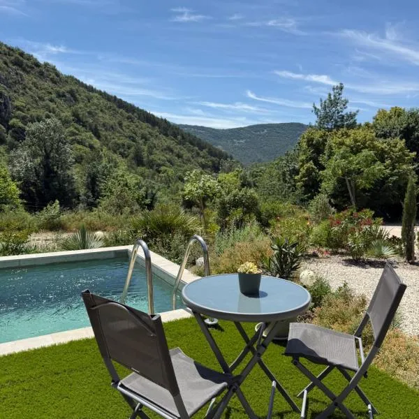 Gites Les Rochers de Plaisians avec piscine privée, hotel in Plaisians