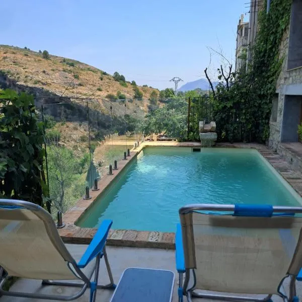 Casa rural con piscina privada y jacuzzi en la Vall de Gallinera, hotel u gradu Patró