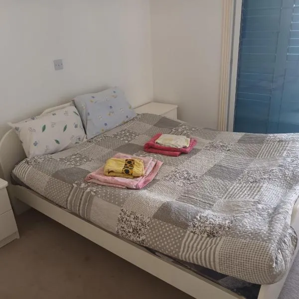 Room in amazing villa in tourist area near beach: Voroklini şehrinde bir otel