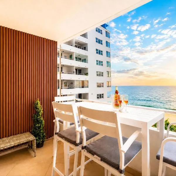 Beachfront Condo with Pool, Balcony & Ocean Views, hotel in Fort Lauderdale