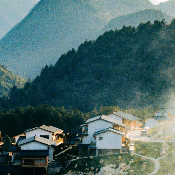 Zhangjiajie Fantasy Valley Resort Customized travel itineraries free shuttle service to the North and West Gates of the National Forest Park, and complimentary traditional ethnic costume try-on, hotel din Zhangjiajie