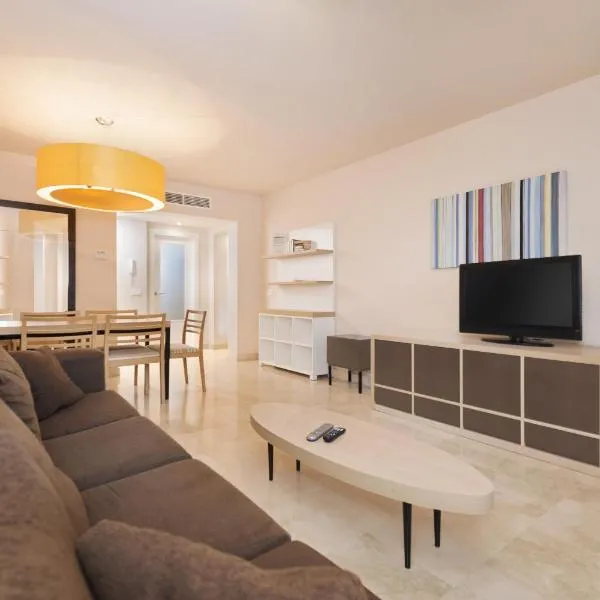 Spacious 3 bedrooms apartment side sea view, hotel sa Torrox Costa