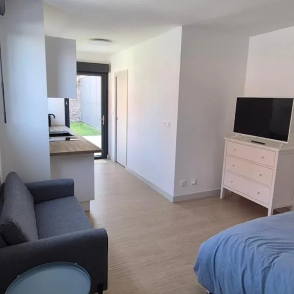 Studio between city and countryside, hotel en Lompret
