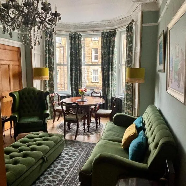 Morningside two-bedroom period Victorian flat، فندق في إدنبرة