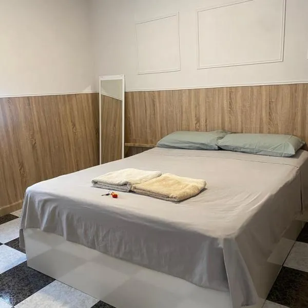 Habitación 2 en tercera planta sin ascensor no és un piso entero! A compartir Baño y cocina!, hotel in Fuengirola