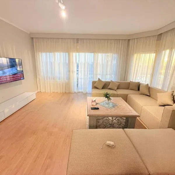 3BR Beachside Chalet Steps from Einbay Beach, hotelli Ain Sokhnassa