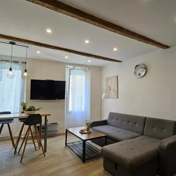 Au centre de Sanary, à 50m du port dans une magnifique rue pietonne, hotel in Sanary-sur-Mer