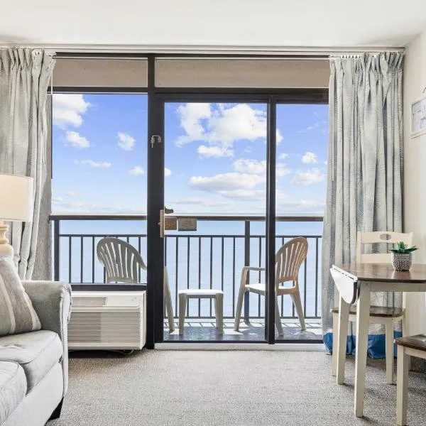 Oceanfront 1BR at Landmark, King Bed, Full Kitchen, Smart TVs: Myrtle Beach'te bir otel