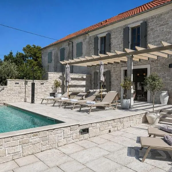 Heritage Villa Francheza-Elegant Stone villa near the Beach, Pašman Island , Ugrinić，Ugrinići的飯店