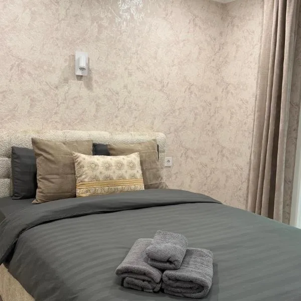 7 Min to Airport Apartment, hotel Kisjenőben