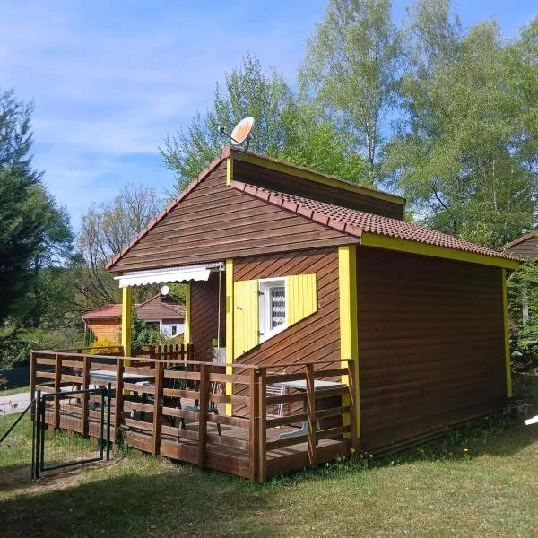 Chalet au calme climatisé et clôturé، فندق في Saint-Rémy-sur-Durolle