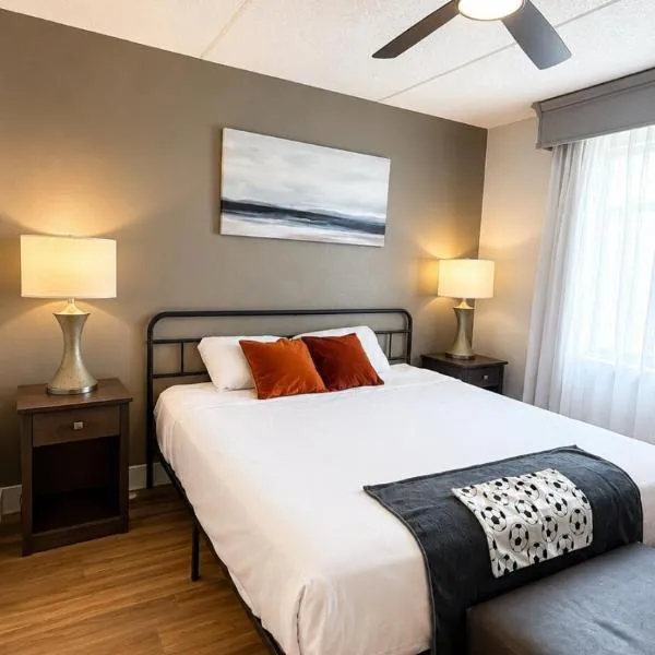 Luxury Medical District Mins to Dallas Market with Pool View, hotell i Dallas