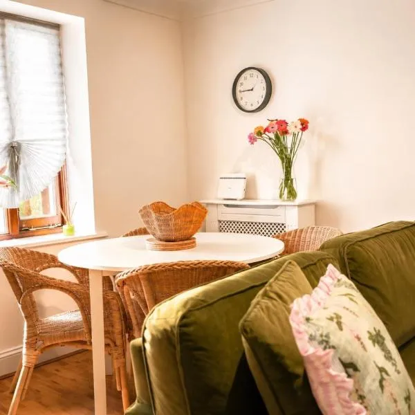 Lymington- Hidden Courtyard Retreat in Central Lymington, hotelli kohteessa Lymington