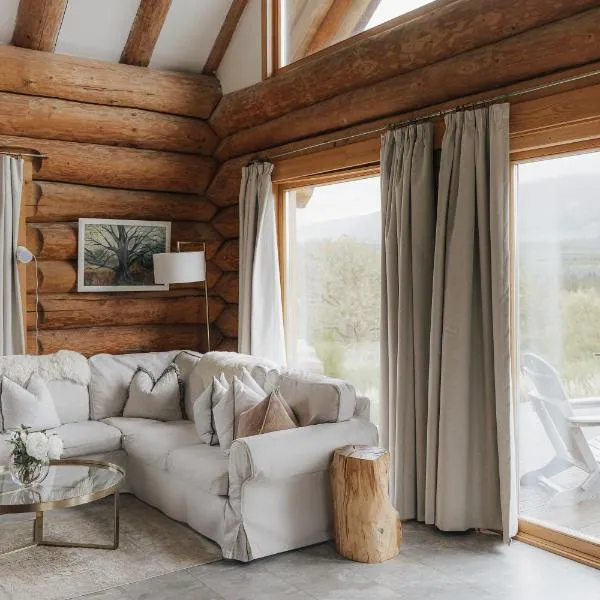 Wild Nurture Eco Luxury Offgrid Log Cabin, Hotel in Fort William