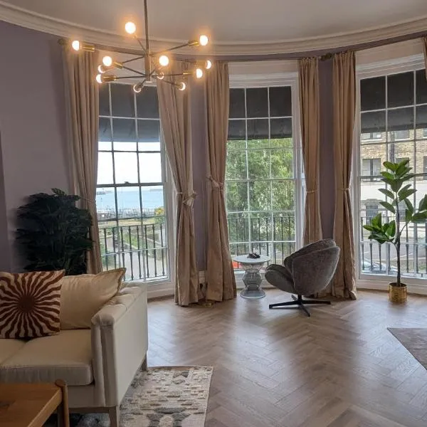 Sea, Sky & Ships - Historic Camden Crescent, Sleeps 5, hotel em Dover
