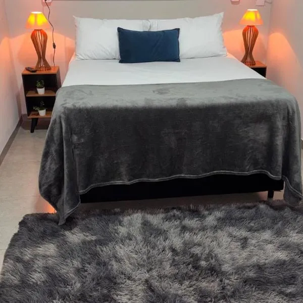 Apto Luxo Centro de Bandeirantes PR - Ar Condicionado, TV Smart, Frigobar,Wifi e Sacada, מלון בBandeirantes