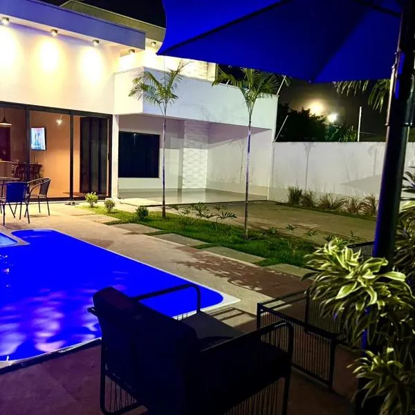 casa com piscina, hotel v mestu Sinop
