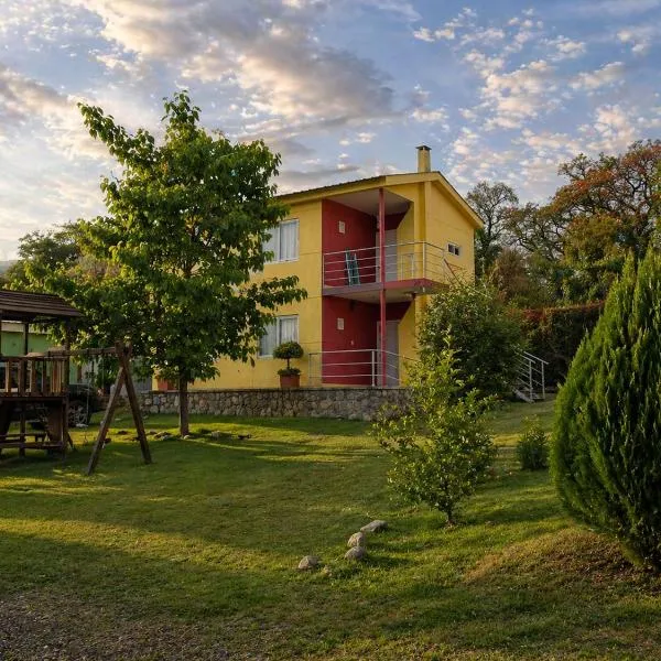 Cabaa del Sol Ground Floor 2 Bedroom Cabin for 6 Guests, מלון בVaqueros