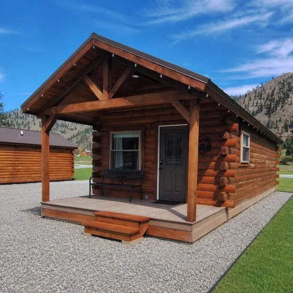 Micham's Clark Fork River Retreat - River Front, Mountain View, Fire Pit - Cabin 3, hotelli kohteessa Superior