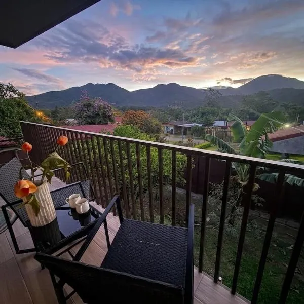 Nido Celeste, Gran Vista al Volcán y cerca de Río Celeste con AC, hotel v destinaci Bijagua