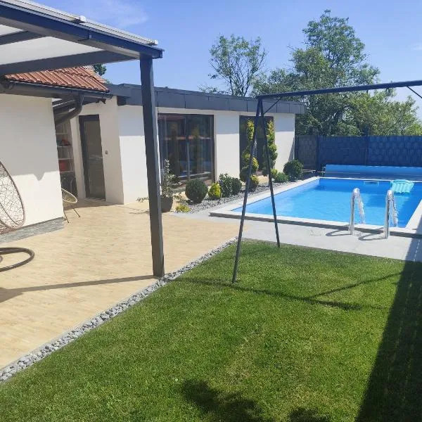 Počitniška hiša Maja v naravi, hotel v mestu Planina pri Sevnici