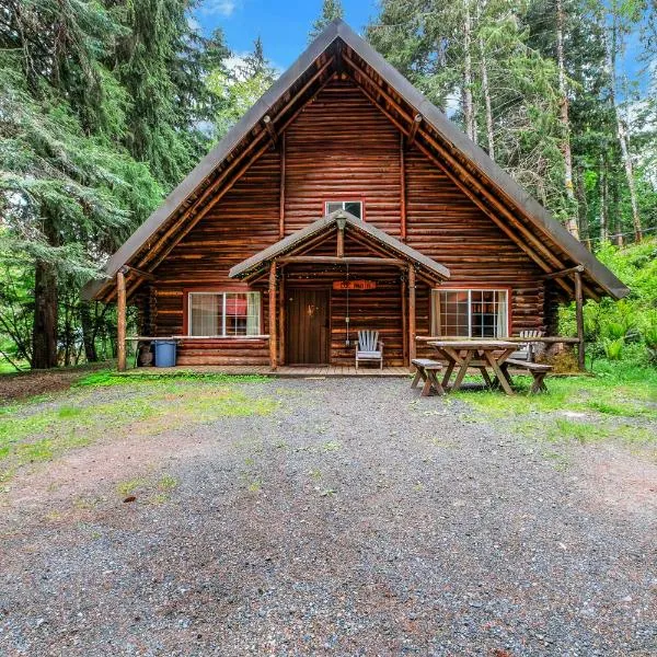 Log Cabin at Rainier Lodge (0.4 miles from entrance), отель в городе Эшфорд