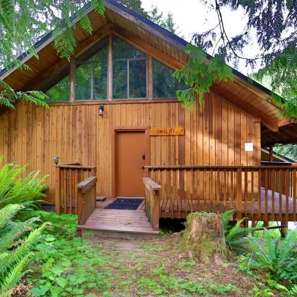 Chalet at Rainier Lodge (0.4 miles from the entrance), khách sạn ở Ashford