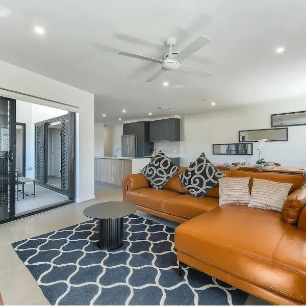 3BR Top Floor Apartment with Parking, EV friendly & Views Brisbane South, hotel di Brisbane