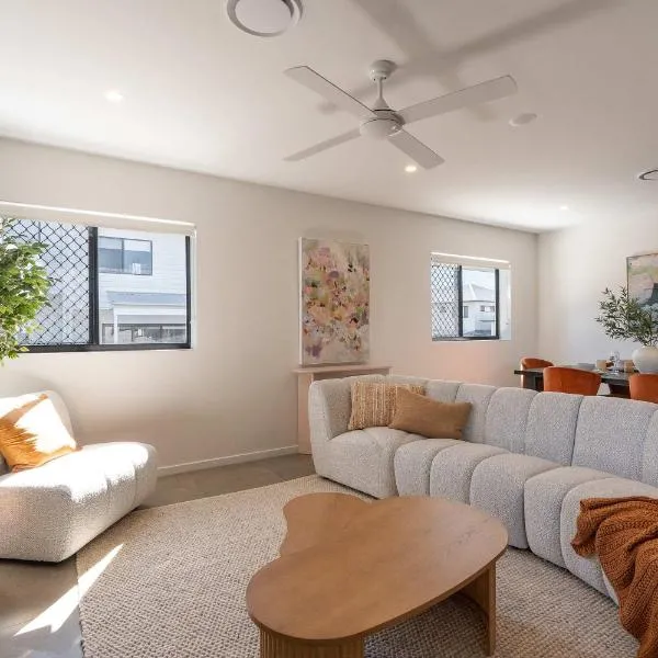 Premium 3BR Top Floor Apartment with Parking, EV friendly & Views, hotel di Brisbane