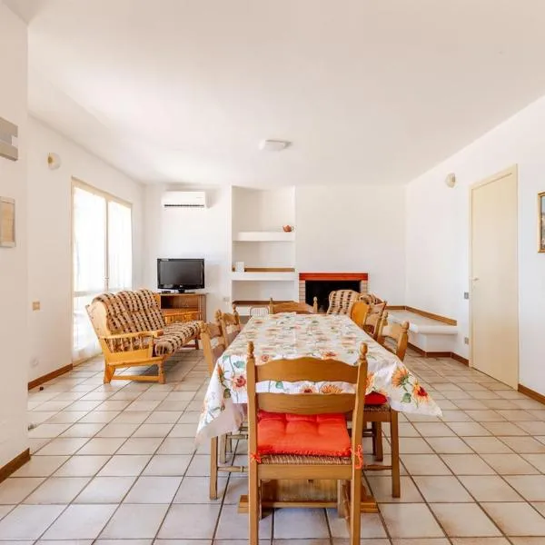 Villa Valeria, 8 guests, surrounded by pine forest and the sea, hotel in Forte Village