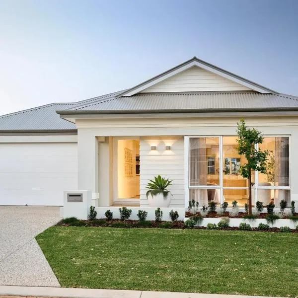 Four-Bedroom House Near Perth Airport, отель в Перте