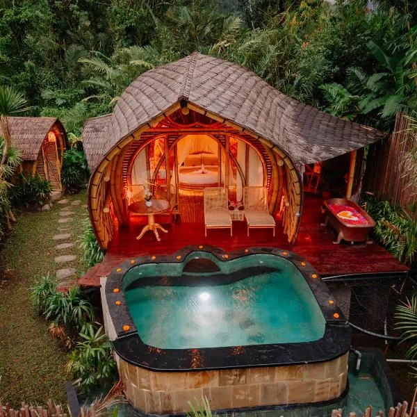 Adi's Bamboo House Sidemen - NYAN BALI, hotel em Selat
