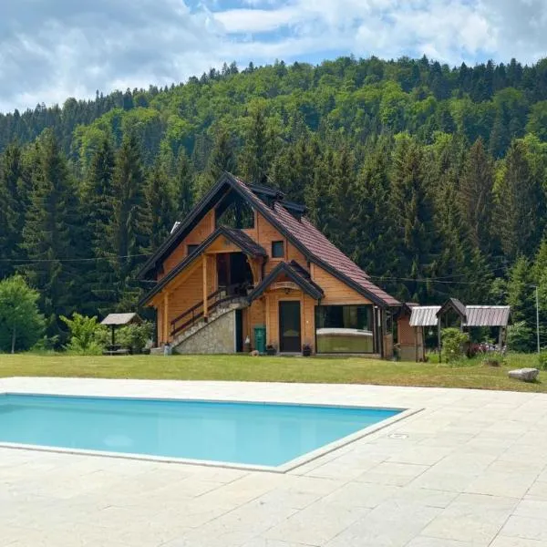 Brvnara Miris Bora - sa bazenom -, hotel en Šljivovica