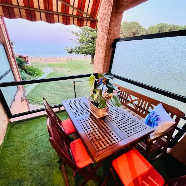 Studio tout confort au calme, vue mer, terrasse, piscine et plage, hotell i Santa-Lucia-di-Moriani