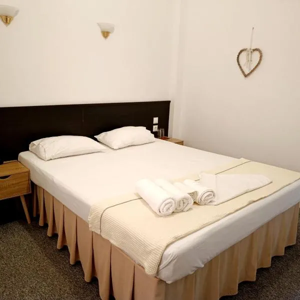 Galanopoulos Hotel: Loutraki şehrinde bir otel
