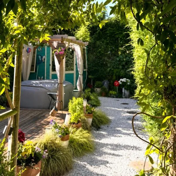 Cosy Garden Accommodation, Private Hot Tub & Four Poster Bed, hotel a York