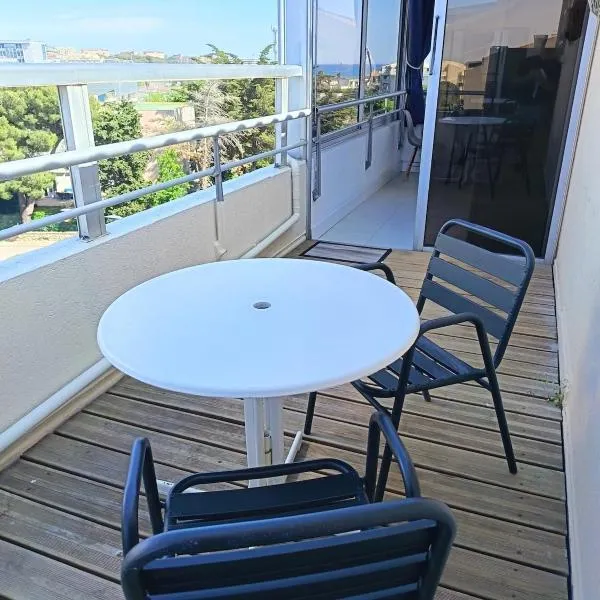 studio cabine vue sur mer, hotel in Sète