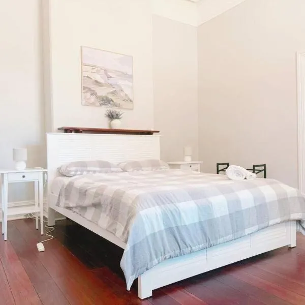 Perth property - Heritage Charm Meets Modern Ease, Hotel in Midland Junction